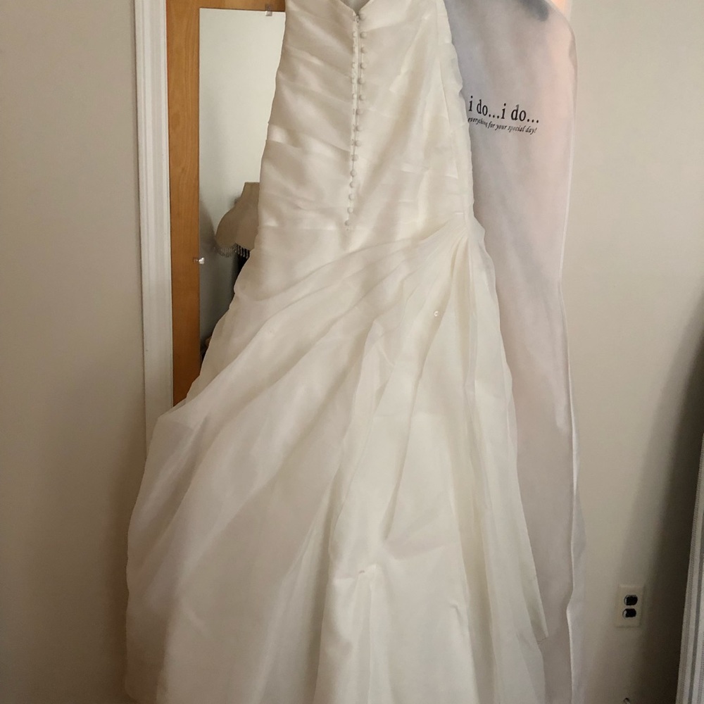 Essence of Australia wedding gown - Picture 3 of 6